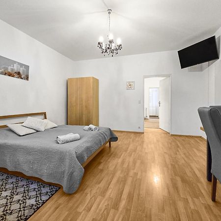 Modern Three-Bedroom, Triple King Beds Vienna Exterior photo