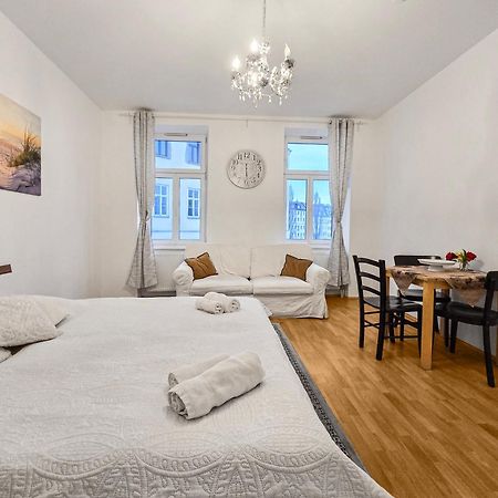 Modern Three-Bedroom, Triple King Beds Vienna Exterior photo
