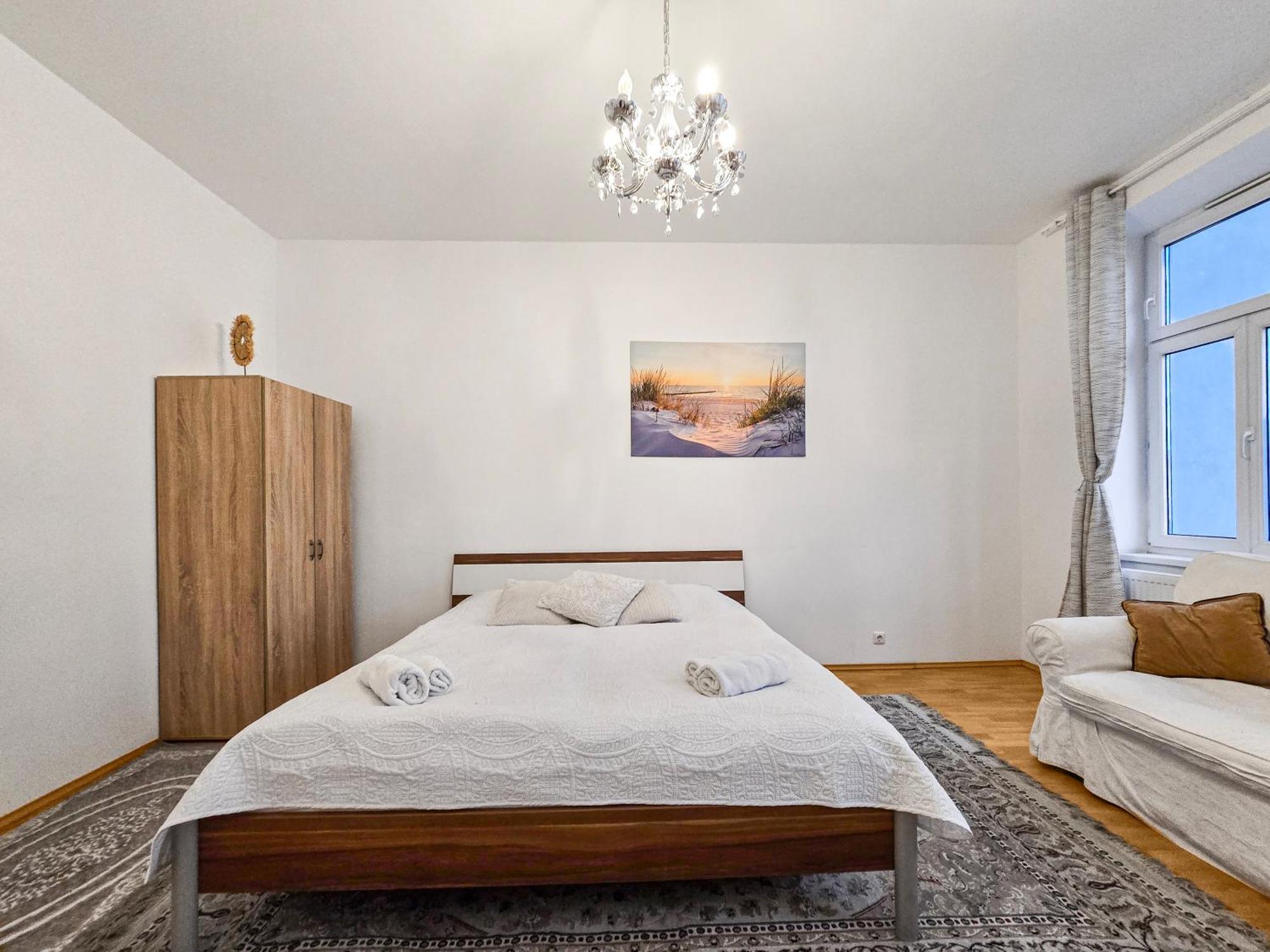 Modern Three-Bedroom, Triple King Beds Vienna Exterior photo