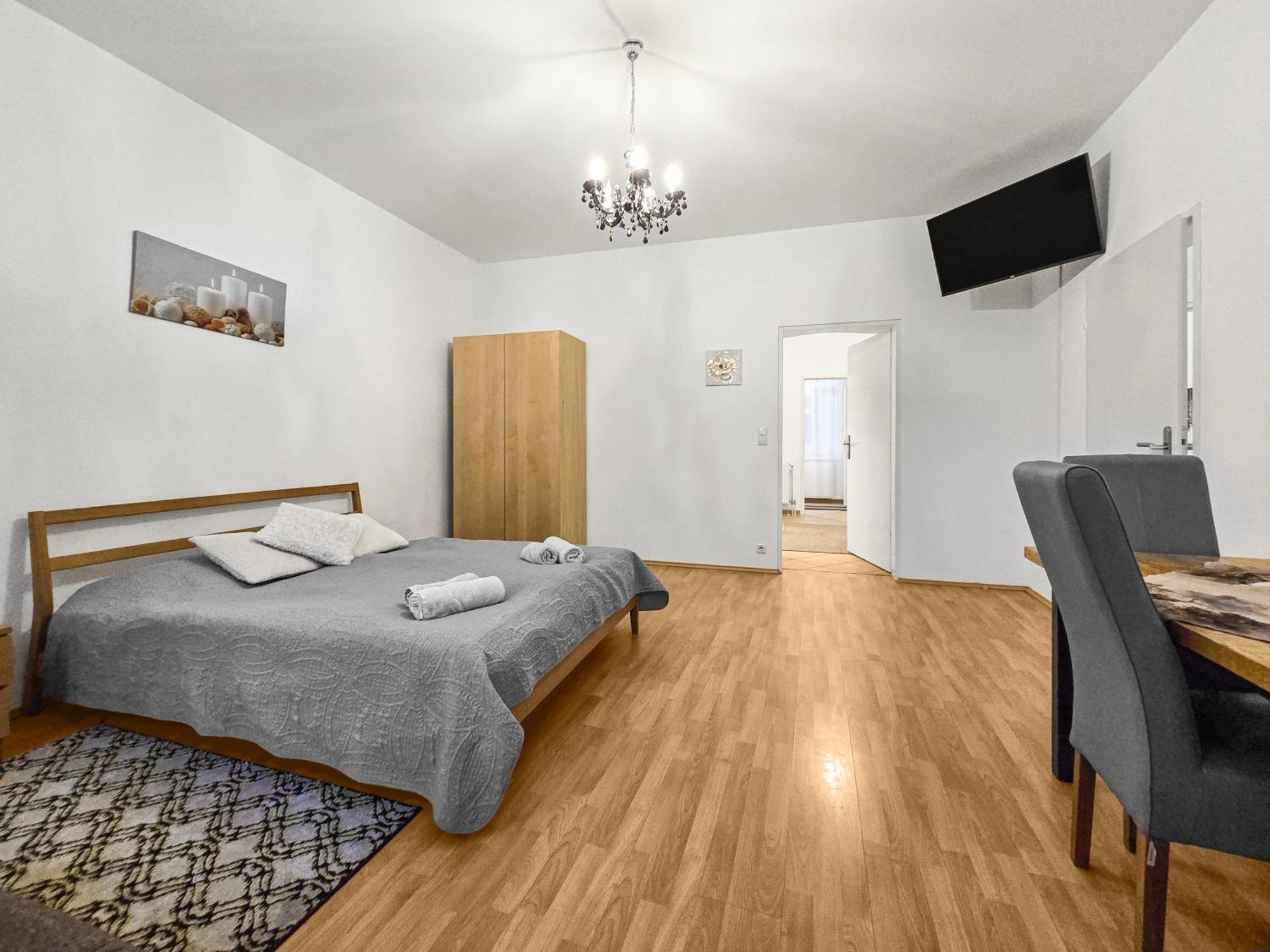 Modern Three-Bedroom, Triple King Beds Vienna Exterior photo
