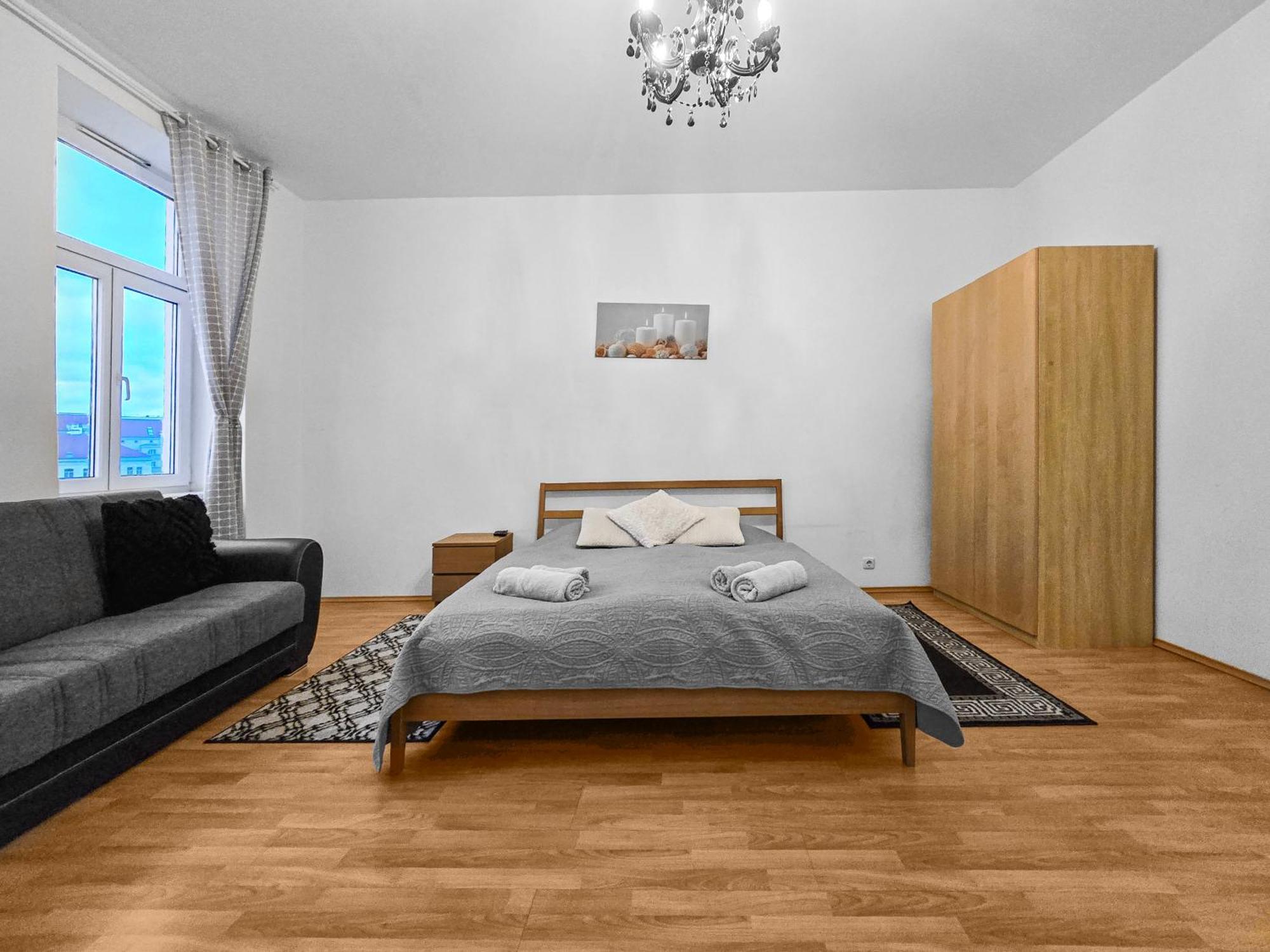 Modern Three-Bedroom, Triple King Beds Vienna Exterior photo