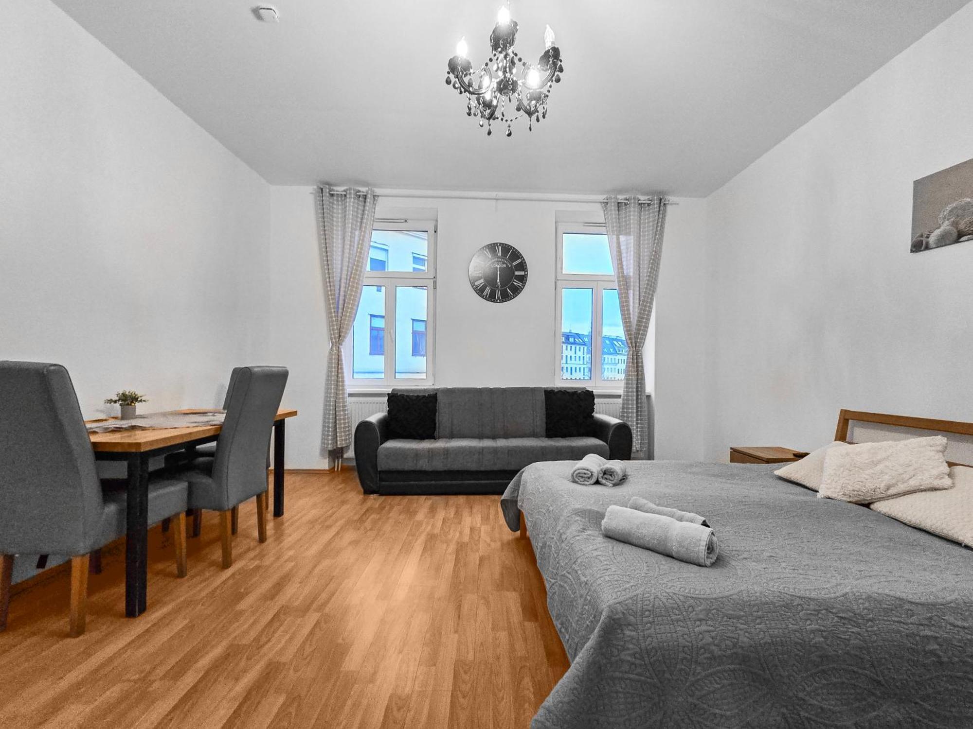 Modern Three-Bedroom, Triple King Beds Vienna Exterior photo