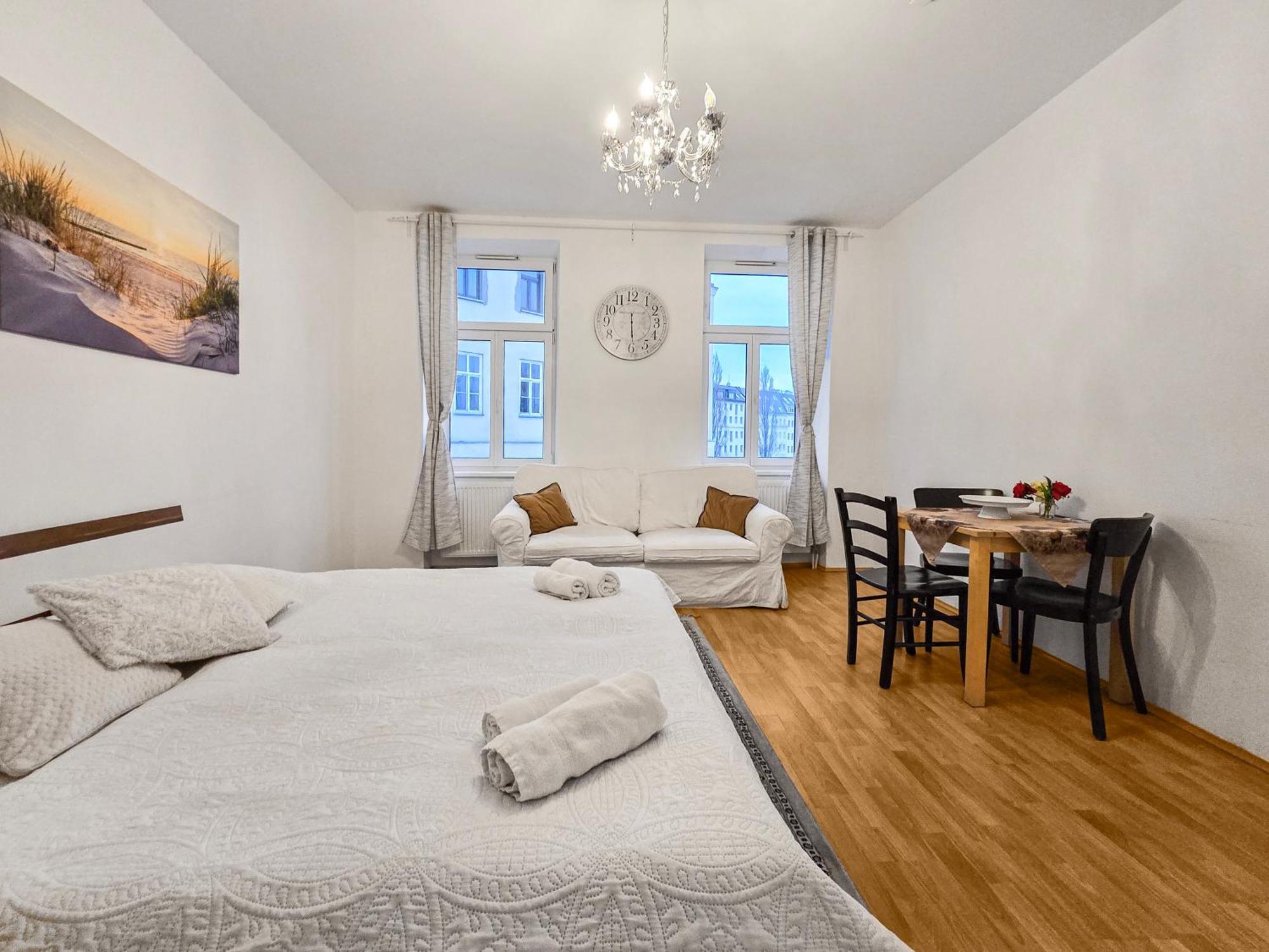 Modern Three-Bedroom, Triple King Beds Vienna Exterior photo